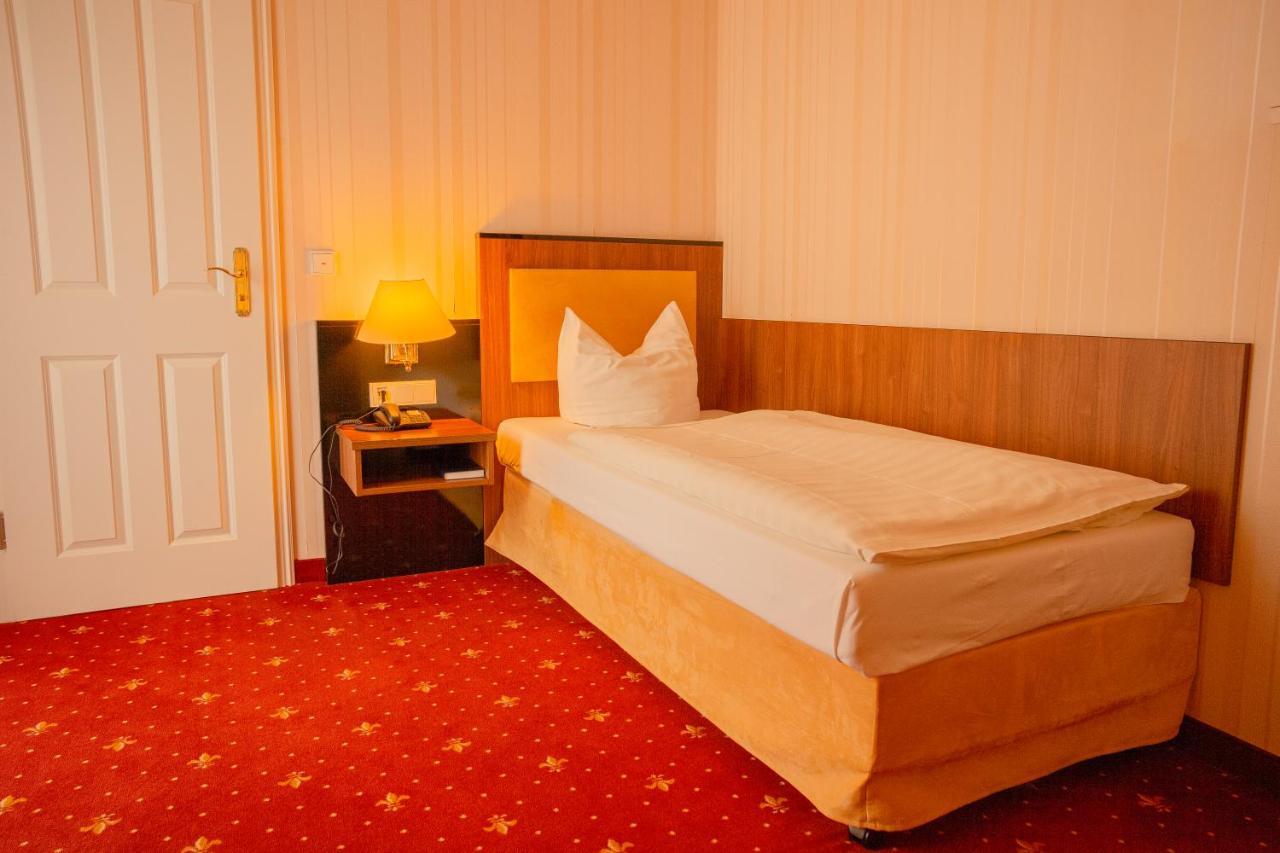 Alte Landratsvilla Hotel Bender Westerburg  Exteriör bild