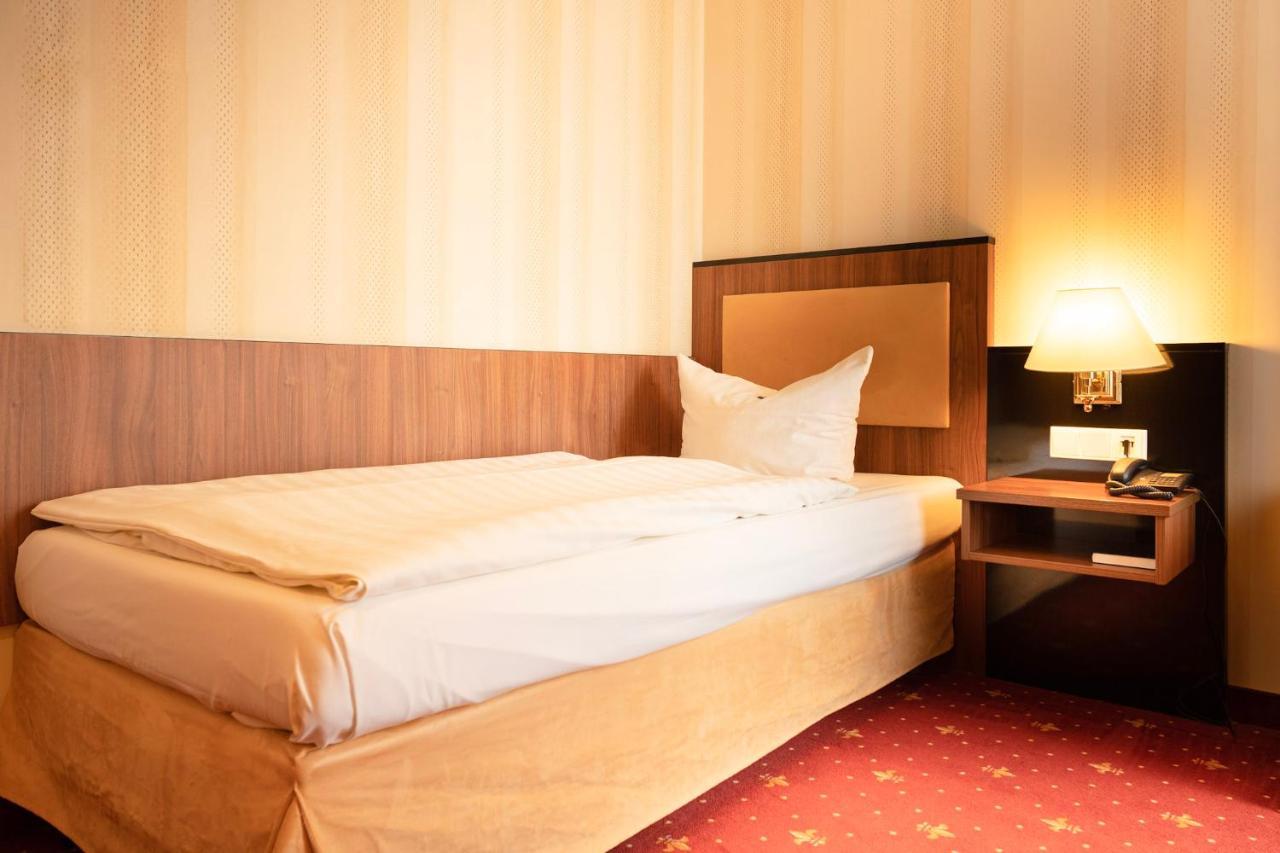 Alte Landratsvilla Hotel Bender Westerburg  Exteriör bild