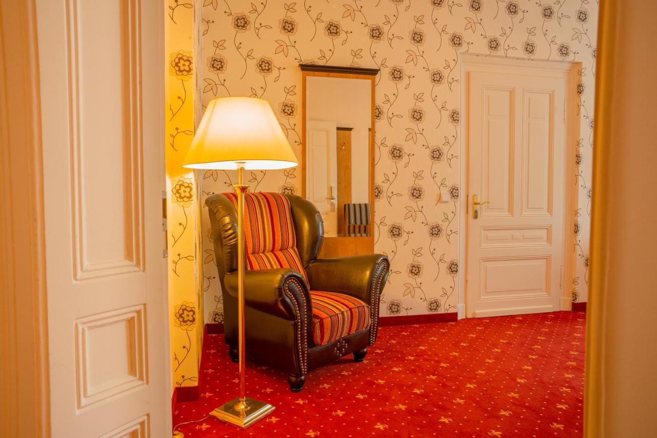 Alte Landratsvilla Hotel Bender Westerburg  Exteriör bild