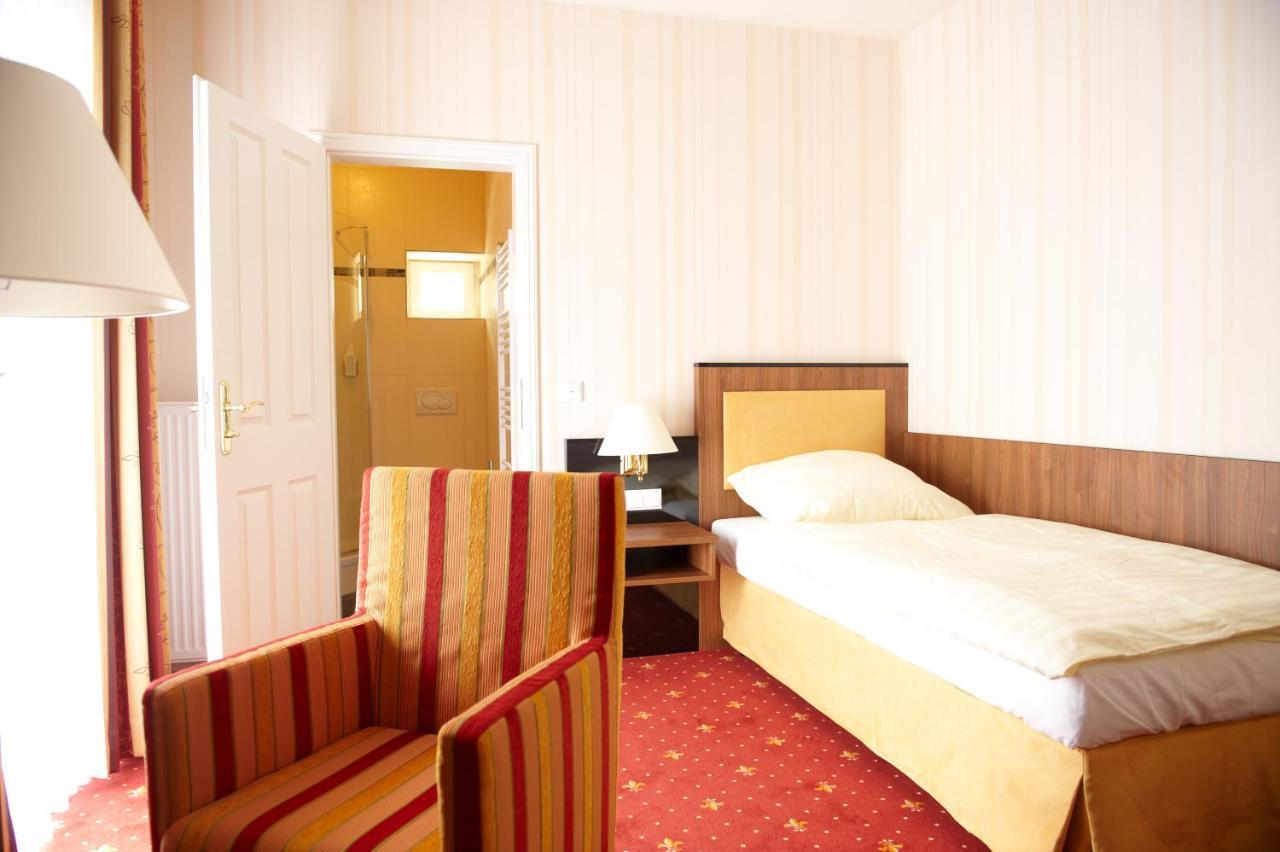 Alte Landratsvilla Hotel Bender Westerburg  Exteriör bild